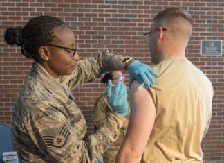 12.000 leden van de Amerikaanse luchtmacht, waaronder elitepiloten, hebben de inentingsplicht geweigerd en de deadline nadert nu