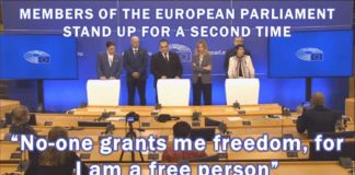 Europarlementariërs protesteren tegen vaccinpaspoorten (Nederlands ondertiteld)
