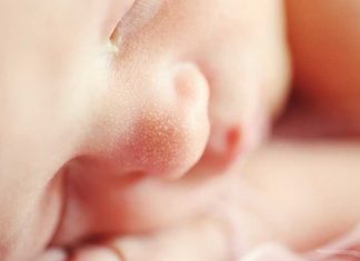 VAERS-rapport: Baby van ‘volledig gevaccineerde’ moeder sterft na geboorte bloedend uit mond, neus