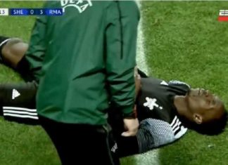 Opnieuw stort een profvoetballer midden in de wedstrijd plotseling in