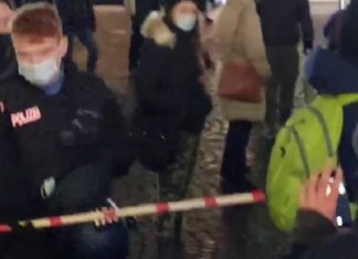 Hier meet de Duitse politie de corona-afstand met een duimstok