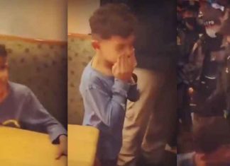 Politie verwijdert ongevaccineerd kind uit restaurant, dreigt iedereen zonder vaccinpas te arresteren