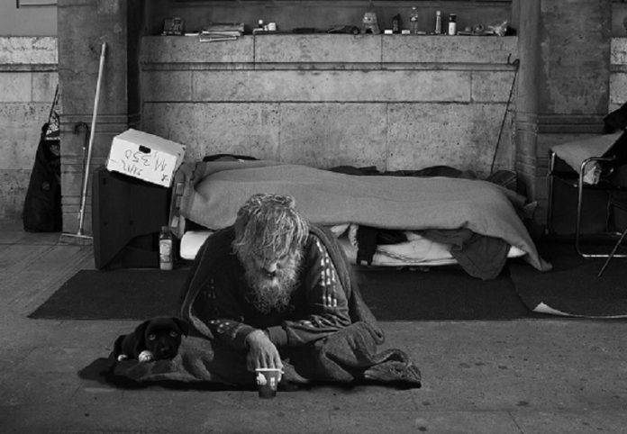 arm homeless-man-2653445_1280-dakloze-Needpix2