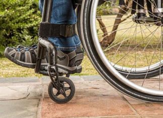 “Je ziet je benen, maar je voelt ze niet staan of liggen” – Hardcore vaccinfanaat meldt bijwerkingen van BioNTech-Pfizer vaccinatie