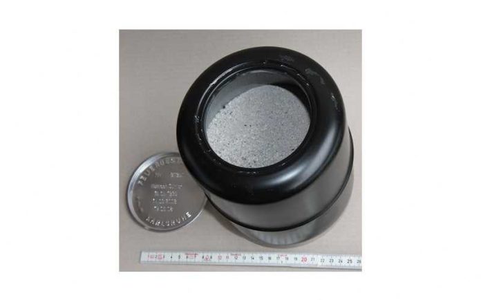 1024px-AschenkapselOffen