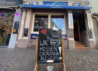 Café laat met een hondenwaterbak zien wat zij vinden van democratische grondrechten