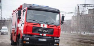 Brandweerwagens worden naar de Oekraïense staalfabriek Asovstal gebracht – zullen water in ondergrondse schuilplaatsen pompen om 3.000 achtergebleven nazi’s te laten verdrinken