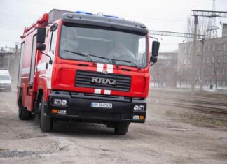 Brandweerwagens worden naar de Oekraïense staalfabriek Asovstal gebracht – zullen water in ondergrondse schuilplaatsen pompen om 3.000 achtergebleven nazi’s te laten verdrinken