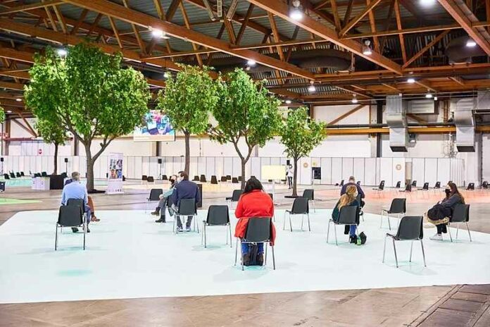 People_in_the_relaxation_room_of_the_vaccination_centre vaccin