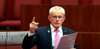 Australische senator laat in het parlement waarheidsbommen vallen over Great Reset en Schwab