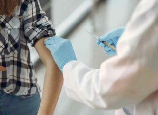 Uit studies blijkt dat de vruchtbaarheidscijfers wereldwijd na de COVID-19 vaccins sterk dalen