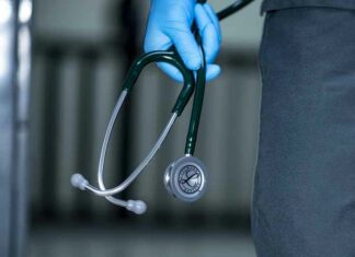 Aantal overleden artsen na COVID-19 vaccinatie nadert de 100: “Buitengewoon alarmerend!”