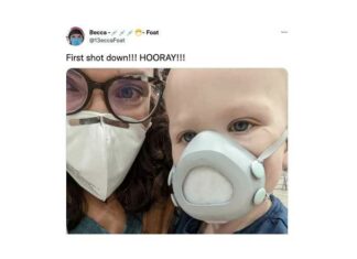Rebecca Foat: 40-jarige Canadese vrouw heeft onmiddellijk spijt van deugdsignalering, foto te tweeten van haar baby die mRNA-injecties krijgt