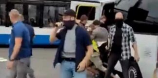 Schokkende video: Nederlandse staatsgangsters gebruiken “graai en grijp” tactiek tegen boeren die protesteren tegen Grote Reset