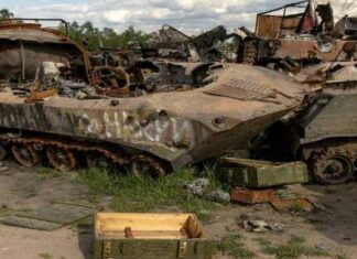 Pantservoertuigen kerkhof in Donbass: Crash van een Oekraïens konvooi en nivellering van een eenheid Amerikanen & Britten (Video’s)