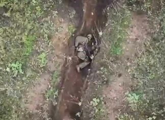 Russische soldaat gooide twee keer een granaat uit een drone van de Oekraïense strijdkrachten weg en overleefde het (Video)