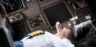 COVID PRIK? Verkeerspiloot STERFT PLOTSELING in Boeing 787-toilet, copiloten gedwongen noodlanding te maken
