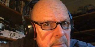 Pro-Vax Britse radiopresentator “opgewonden” over 3e prik – In ziekenhuis opgenomen met “longen vol bloedklonters”