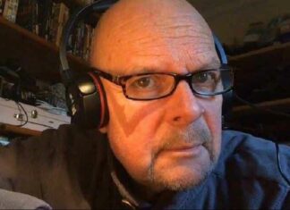 Pro-Vax Britse radiopresentator “opgewonden” over 3e prik – In ziekenhuis opgenomen met “longen vol bloedklonters”
