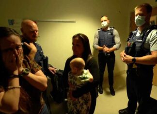 Schandalig! Hartverscheurende video toont moment Nieuw-Zeelandse autoriteiten baby Will “ontvoeren” nadat ouders gevaccineerd bloed weigeren voor hartoperatie