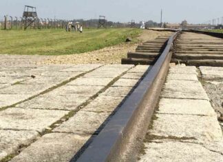 Terwijl het Auschwitz museum zich als stijlloze ondankbaren openbaart, verdubbelt de Biden regering de confrontatie met Rusland