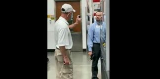 Flashback: Covid sektelid duwt en dreigt met pepperspray op Costco-medewerkers omdat ze geen masker dragen