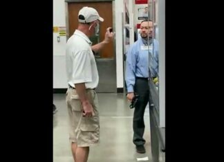 Flashback: Covid sektelid duwt en dreigt met pepperspray op Costco-medewerkers omdat ze geen masker dragen