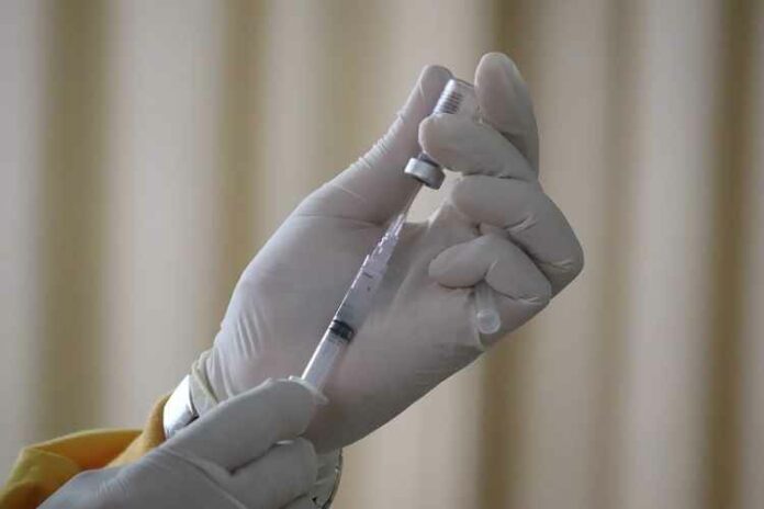 vaccin-hand-Unsplash