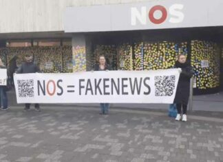 Propagandastaatszender NOS bedekt met 14.445 post-its, die elk staan voor een Covid-vaccin dood in 2022