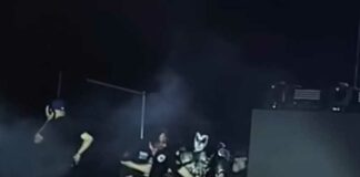 Vaccinmandaatfascist Gene Simmons van KISS kampt met gezondheidsproblemen op het podium en annuleert show