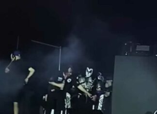 Vaccinmandaatfascist Gene Simmons van KISS kampt met gezondheidsproblemen op het podium en annuleert show