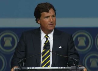 Laatste toespraak Tucker Carlson laat kijkers sprakeloos achter