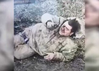 Zwaargewonde Oekraïense soldaat vraagt Russische drone-operator om hulp (Video)