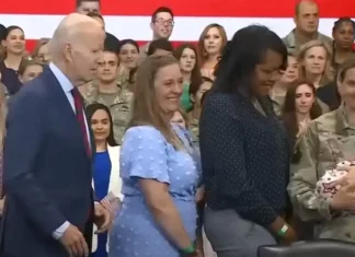 Greepy: Biden loert op baby in de hoop een snuifje te krijgen – begeleiders trekken hem weg (Video)