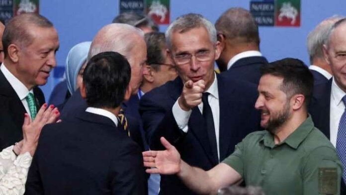 NAVO-Zelensky-hand