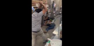 KIJK: Californische medewerkers van 7-Eleven slaan man in elkaar omdat hij gestolen heeft en bedreigd heeft hen neer te schieten