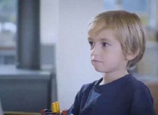 Israëls 8-jarige Covid-vaccin ‘posterboy’ overlijdt plotseling na hartstilstand