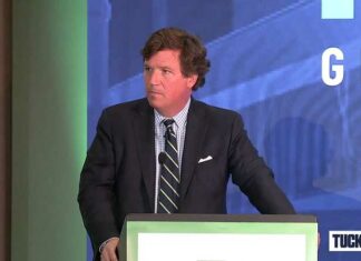 Vertrouw op je gevoel: Tucker Carlson waarschuwt voor chaos, het negeren van je instincten tijdens ‘geschiedenisveranderende’ gebeurtenissen