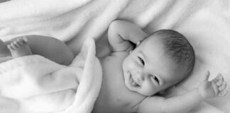 Seksuele voorlichting: WHO en Duitse autoriteit vinden dat zelfs baby’s moet worden geleerd om te masturberen