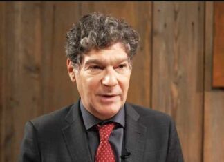 Voormalig professor vertelt Tucker hoe Big Pharma ‘kwaadaardige’ tactieken gebruikte om dodelijke COVID-injectie te promoten