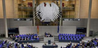 Duitsland stelt het staatsburgerschap open voor 1,5 miljoen Turkse immigranten en krijgt het benauwd als de “rechts-populistische” en “autoritaire” AK-partij van Recep Erdoğan plannen onthult om een Duitse afsplitsing op te richten