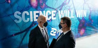 Pfizer CEO kondigt traceerbare microchips in pillen aan om de “Nieuwe Wereld Orde” in te luiden