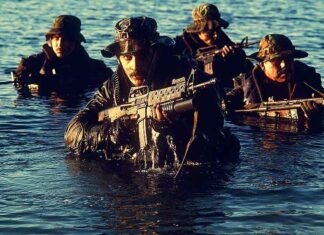 Zeeoorlog breidt zich uit: Twee Amerikaanse Navy Seals als vermist opgegeven in gevecht met Somalische piraten