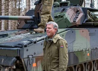 Nederlandse NAVO-admiraal Bauer steunt langeafstandsraketaanvallen van Oekraïne op Rusland
