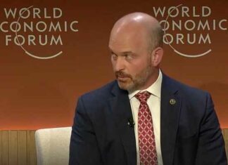 Kijk: “Jullie zijn het probleem” – Conservatieve spreker slaat globalisten in Davos in hun gezicht