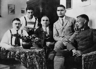 Fascisme-deskundige waarschuwt dat “2024 wel eens het nieuwe 1933 zou kunnen zijn” omdat “desinformatie” de opkomst van “extreem-rechtse partijen” in de hand werkt, waardoor Vladimir Poetin Oost-Europa kan annexeren