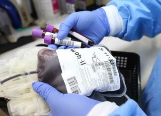 Het Amerikaanse Rode Kruis ligt onder vuur omdat het van ontvangers van een COVID-19-vaccin verlangt dat ze de hotline bellen om te zien of ze nog in aanmerking komen voor bloeddonatie