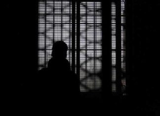Britse politie begint burgers te arresteren die ‘debunked’ zijn door Facebook factcheckers