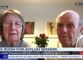 Bejaard Brits echtpaar ontvangt brief van gemeente waarin staat dat hun huis ‘verplicht moet worden aangekocht’ om migranten te huisvesten
