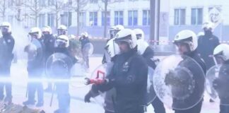 Great Reset-terugslag: Boeren besproeien politie met vloeibare mest buiten EU-hoofdkwartier (Video’s)